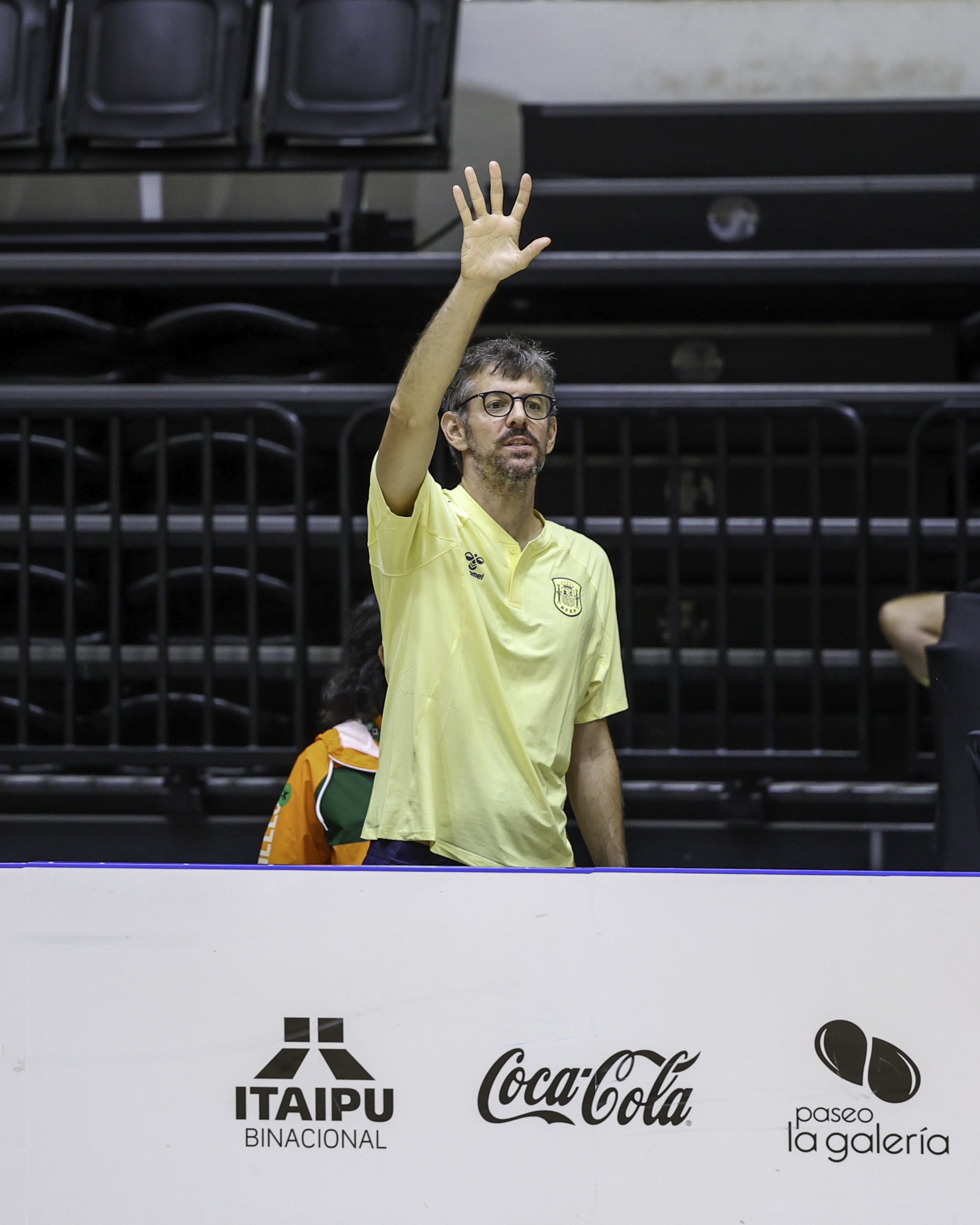 Bernat de Pablo saludando con la mano levantada junto a la pista